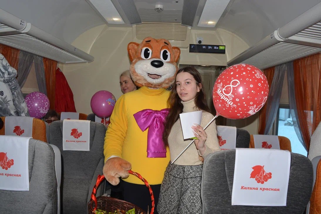 Сказочный герой поздравил дам в алтайском скором пригородном поезде «Калина Красная» в преддверии Международного женского дня
