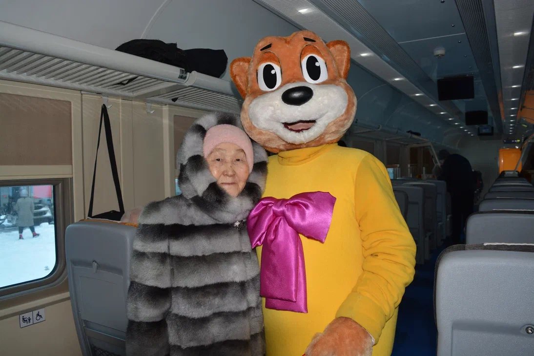 Сказочный герой поздравил дам в алтайском скором пригородном поезде «Калина Красная» в преддверии Международного женского дня