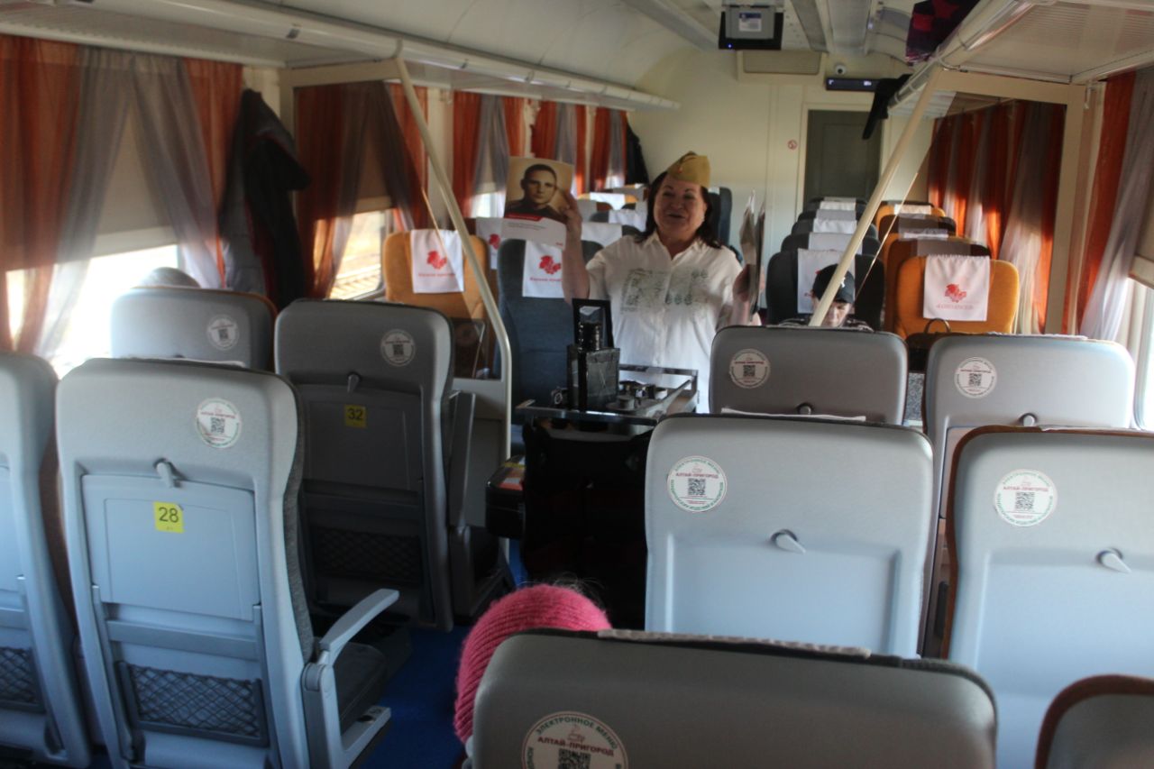 Акция «Чемодан историй» ко Дню Победы состоялась в алтайском пригородном поезде
