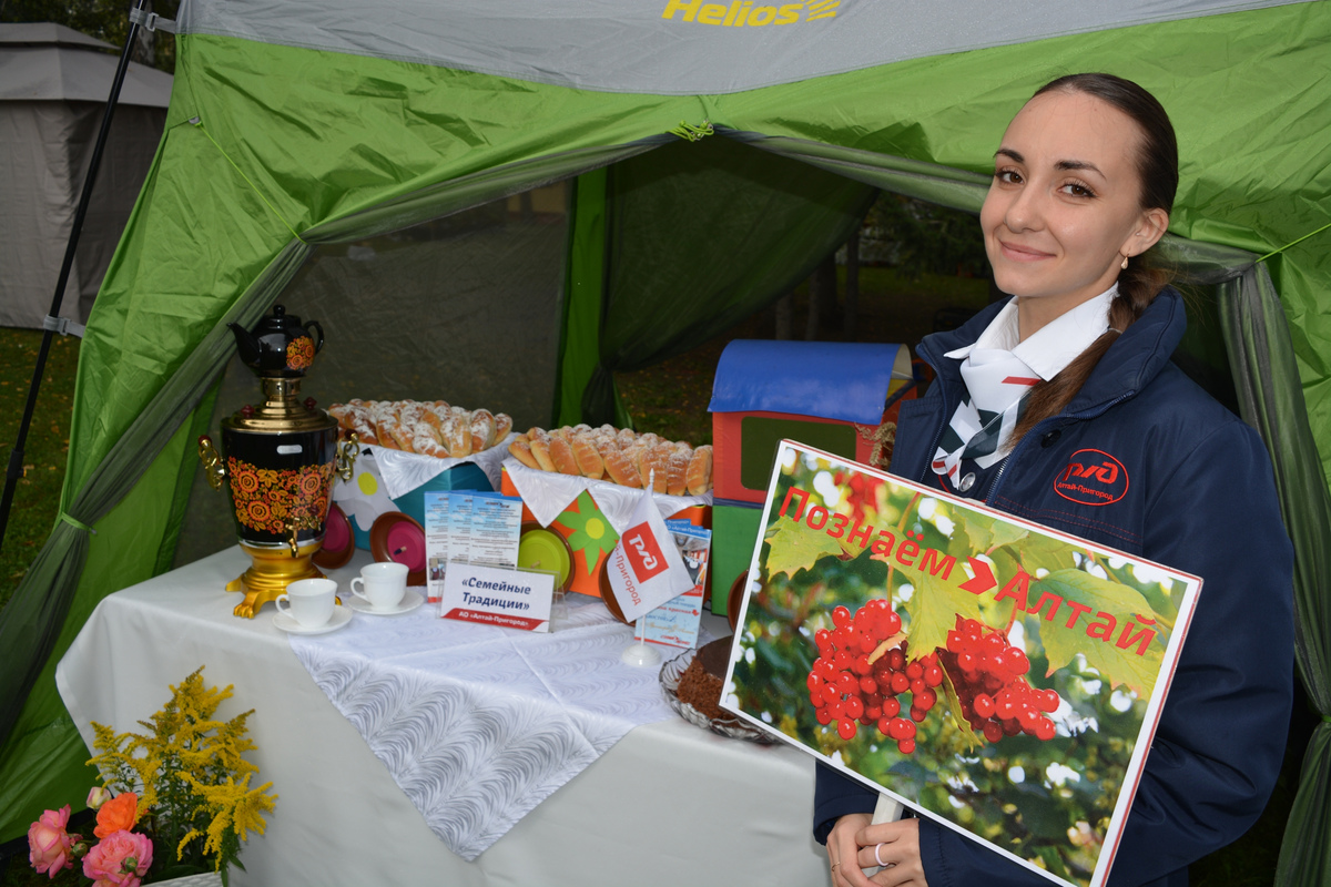 Компания «Алтай-Пригород» представила на Дне города цветочную композицию на тему путешествий в регионе