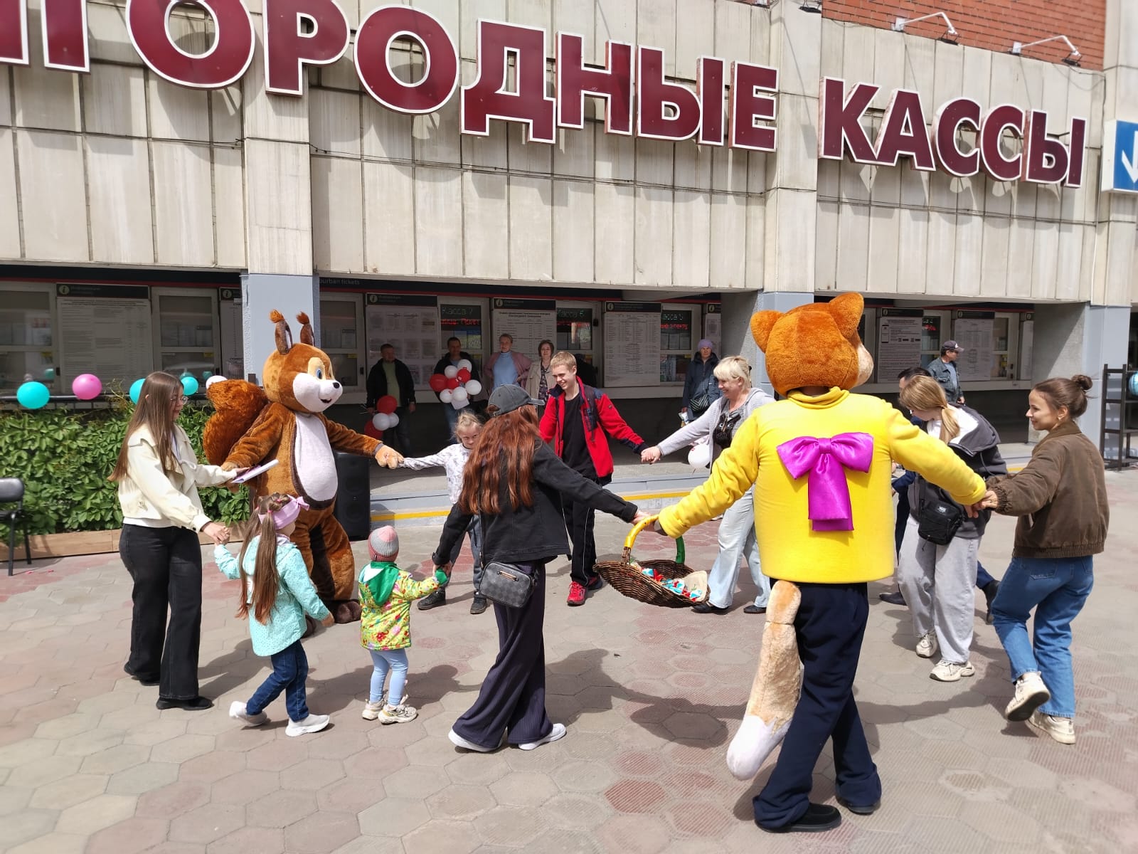 Поздравительное мероприятие прошло в преддверии Дня защиты детей на площади возле пригородных касс станции Барнаул!