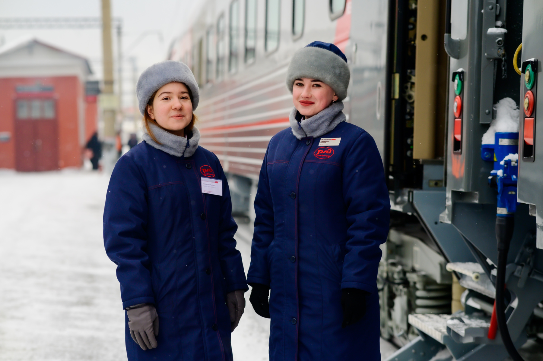 Проводники у вагона зимой