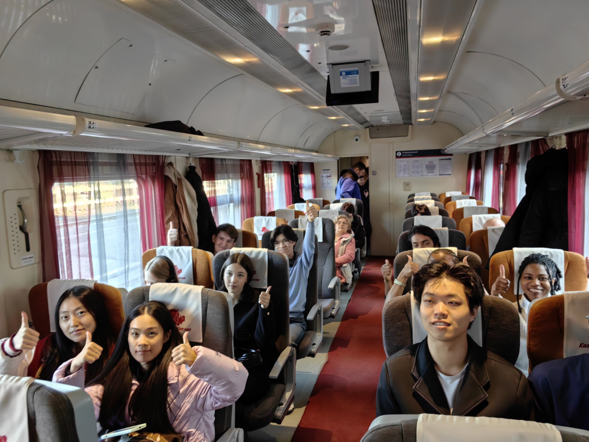 Студенты-иностранцы в поезде, программа «Познаем Алтай»