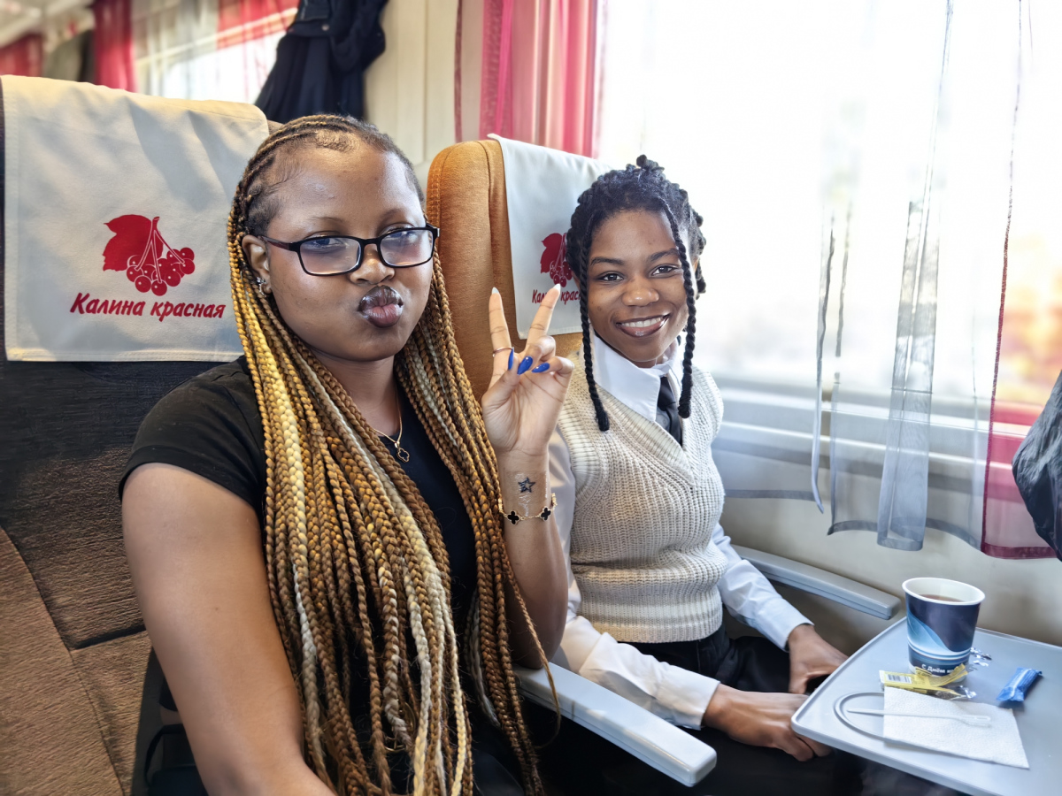 Студенты-иностранцы в поезде, программа «Познаем Алтай»