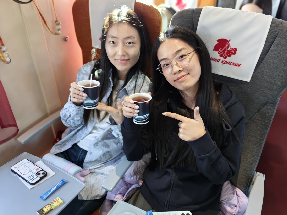 Студенты-иностранцы в поезде, программа «Познаем Алтай»